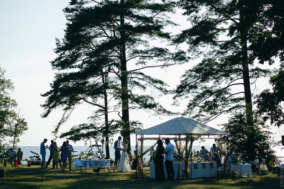 Eko kāzas jūras krastā ar mācītāju, solījumu došana un mielastu dabā