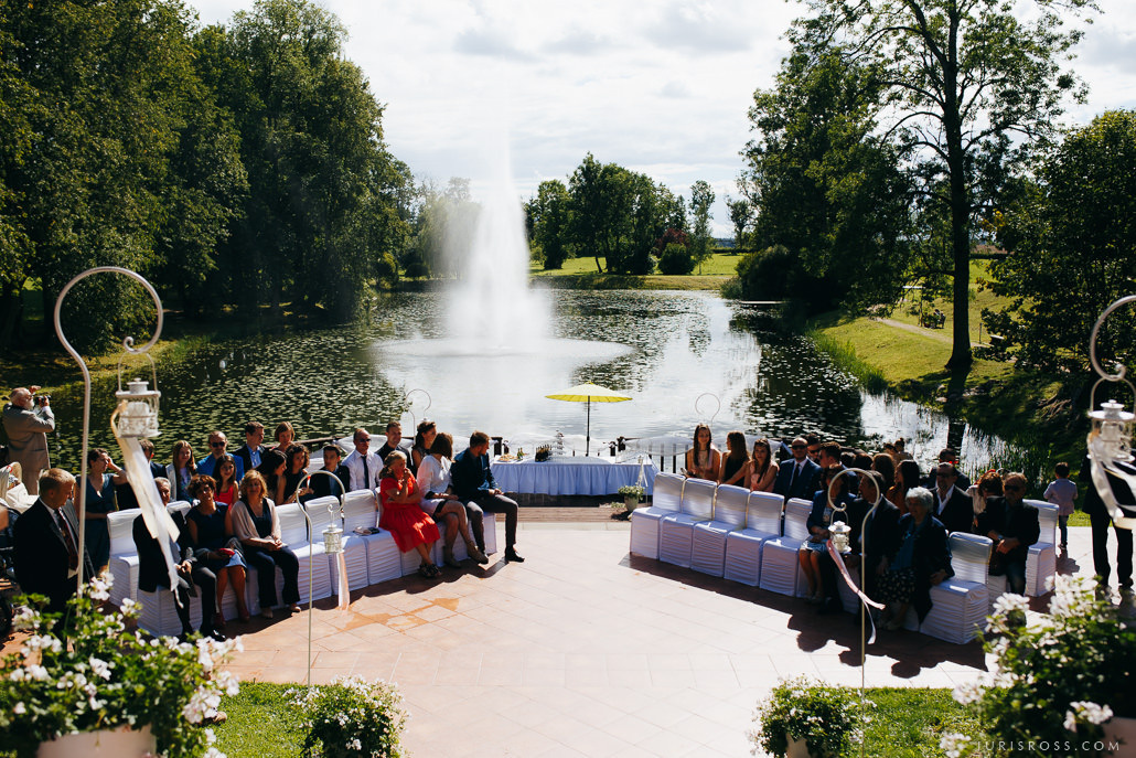 Kāzas Jaunmoku pilī ar ceremoniju lapenē