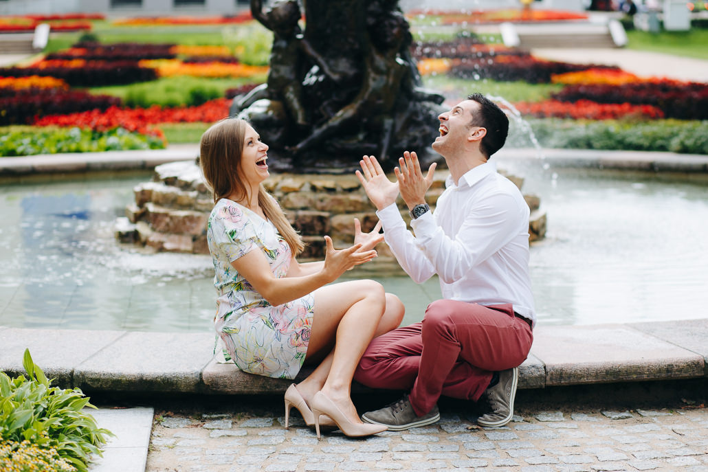 Pirmskāzu pāra fotosesija Vecrīgā radošā reportāžas stilā