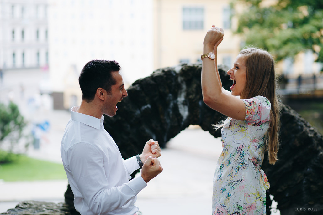 Pirmskāzu pāra fotosesija Vecrīgā radošā reportāžas stilā