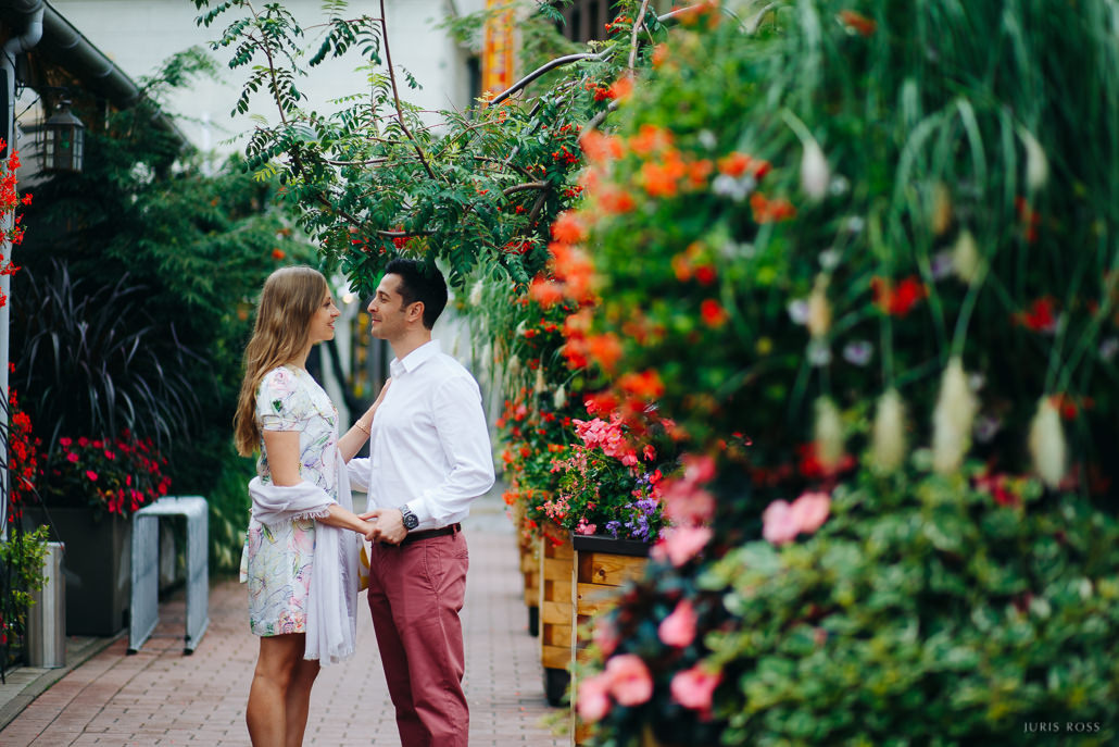 Pirmskāzu pāra fotosesija Vecrīgā radošā reportāžas stilā
