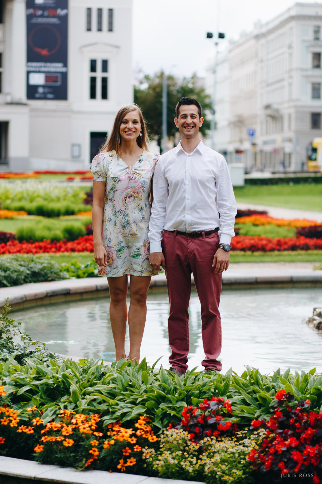 Pirmskāzu pāra fotosesija Vecrīgā radošā reportāžas stilā