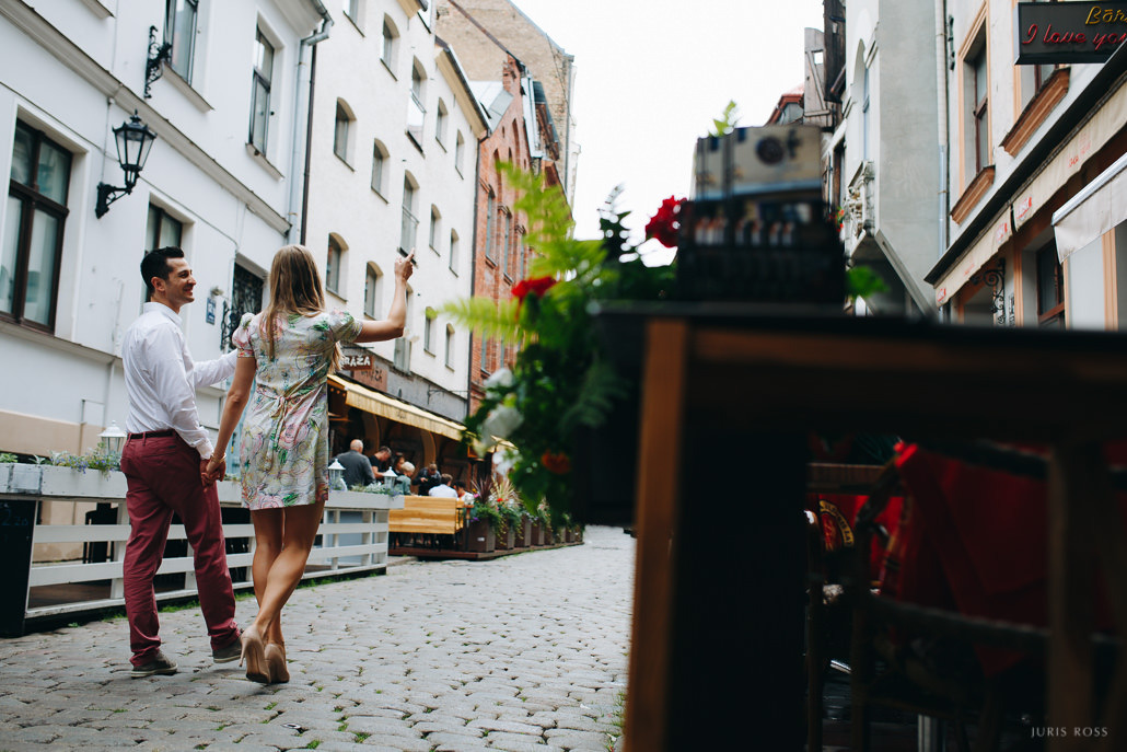 Pirmskāzu pāra fotosesija Vecrīgā radošā reportāžas stilā