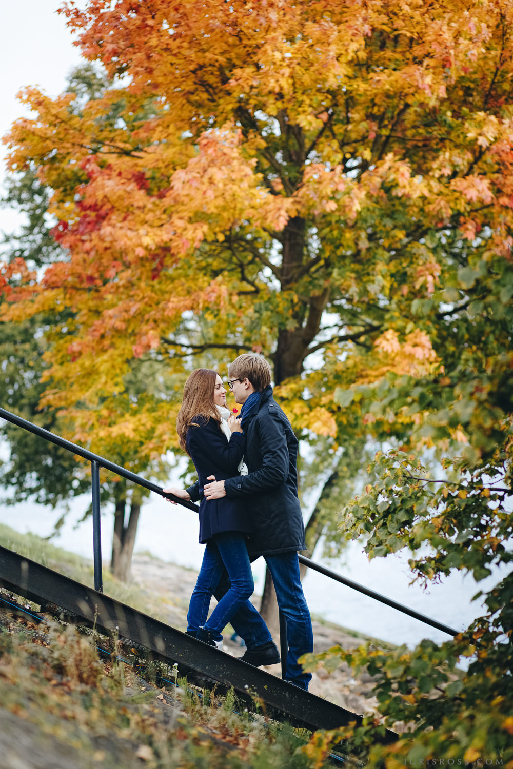 Mīlestības piepildīta pāra fotosesija Ķīpsala rudenī