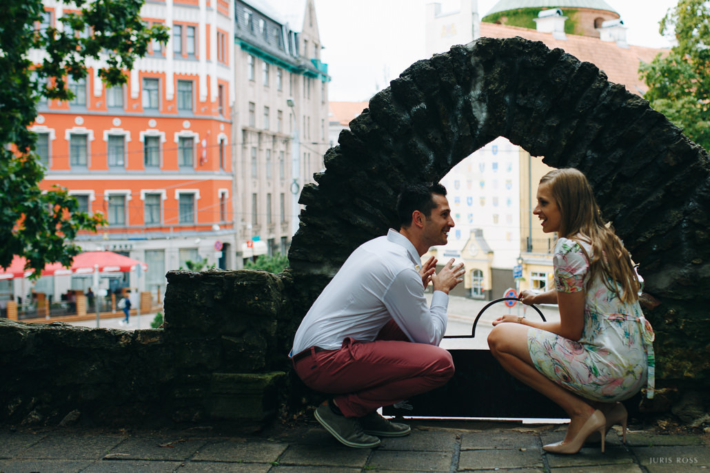 Pirmskāzu pāra fotosesija Vecrīgā radošā reportāžas stilā