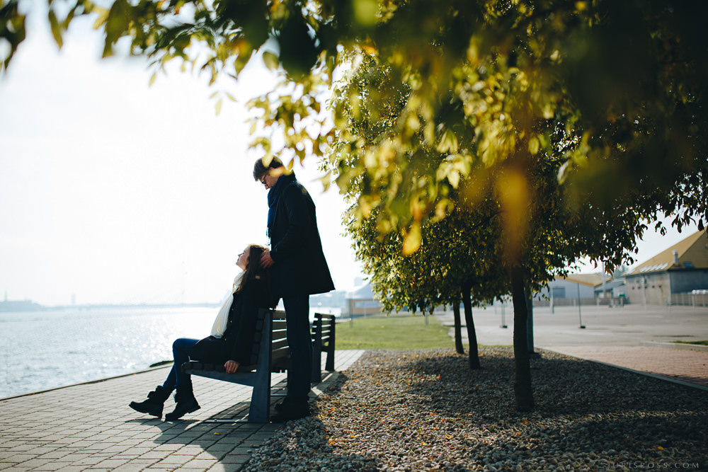 Mīlestības piepildīta pāra fotosesija Ķīpsala rudenī