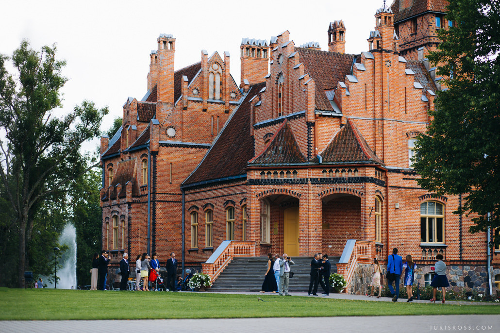 Kāzas Jaunmoku pilī ar ceremoniju lapenē