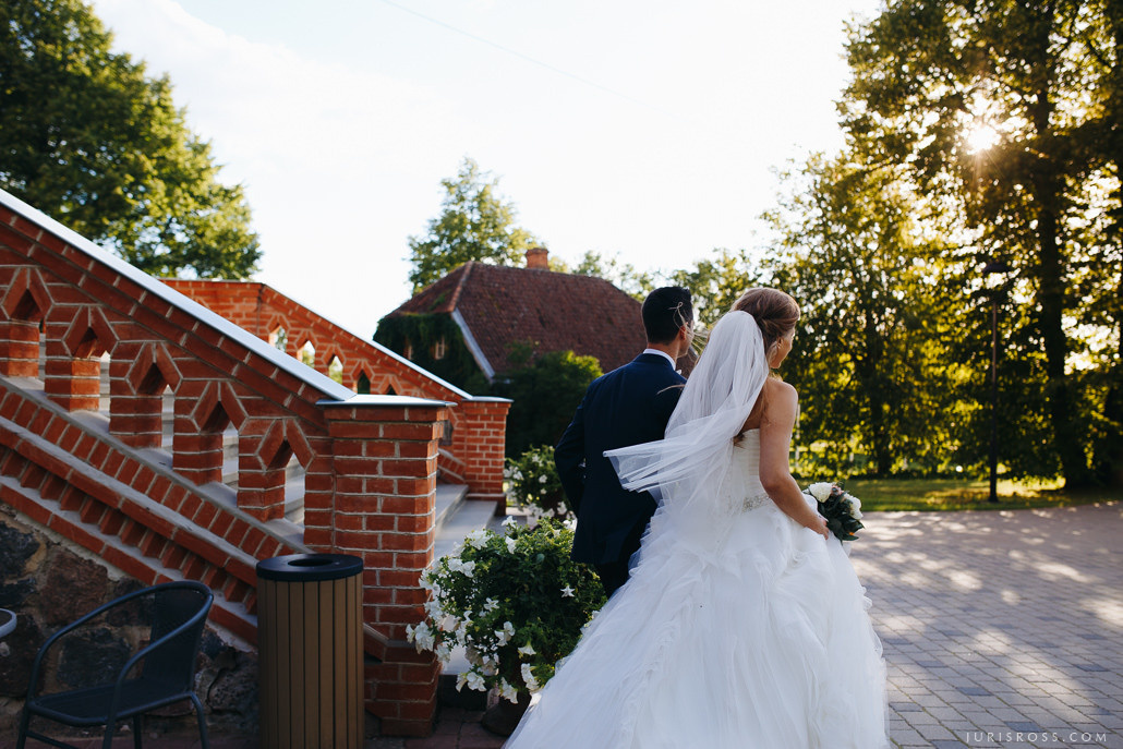 Kāzas Jaunmoku pilī ar ceremoniju lapenē