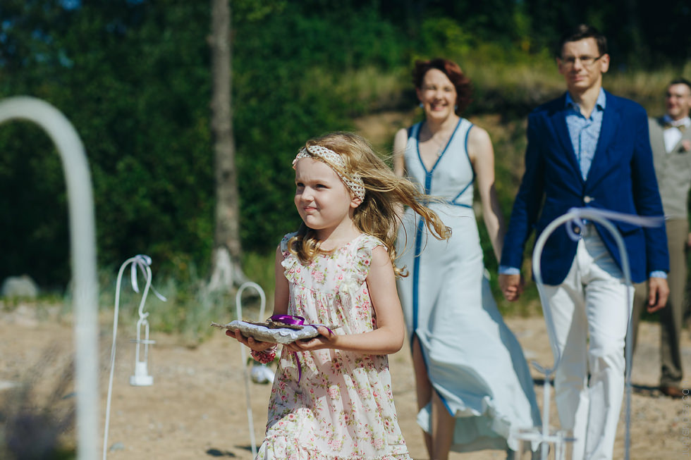 Eko kāzas jūras krastā ar mācītāju, solījumu došana un mielastu dabā