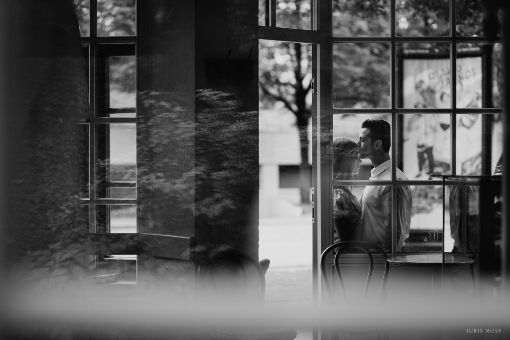 Pirmskāzu pāra fotosesija Vecrīgā radošā reportāžas stilā