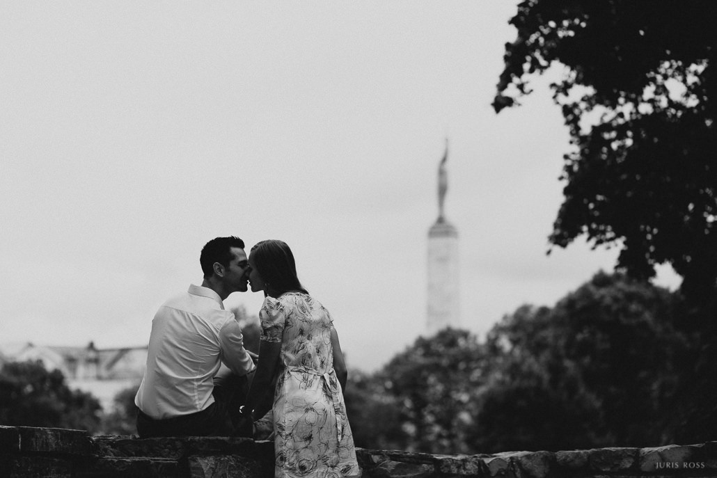 Pirmskāzu pāra fotosesija Vecrīgā radošā reportāžas stilā