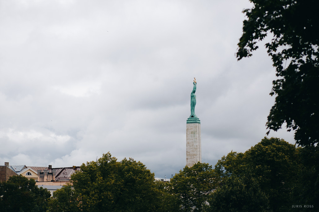 Pirmskāzu pāra fotosesija Vecrīgā radošā reportāžas stilā