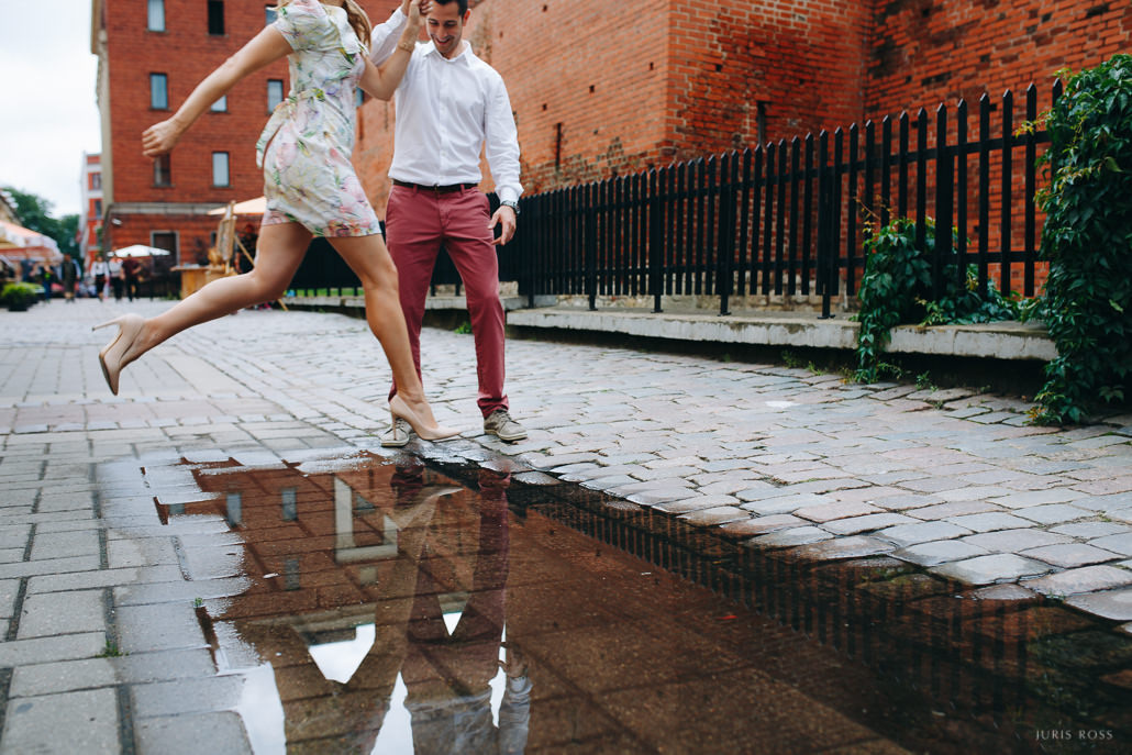 Pirmskāzu pāra fotosesija Vecrīgā radošā reportāžas stilā