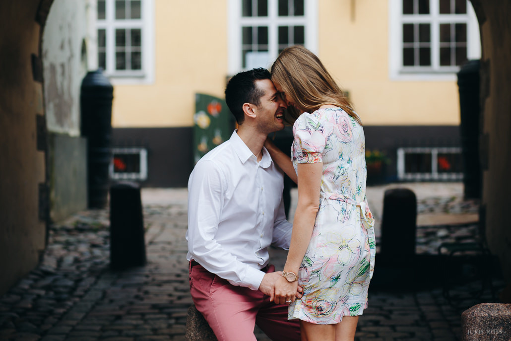 Pirmskāzu pāra fotosesija Vecrīgā radošā reportāžas stilā