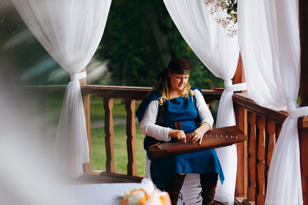 Kāzas Jaunmoku pilī ar ceremoniju lapenē