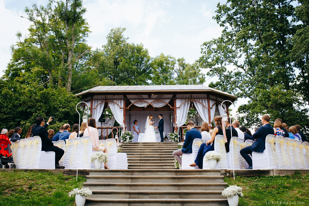 Kāzas Jaunmoku pilī ar ceremoniju lapenē