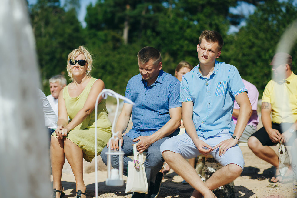 Eko kāzas jūras krastā ar mācītāju, solījumu došana un mielastu dabā