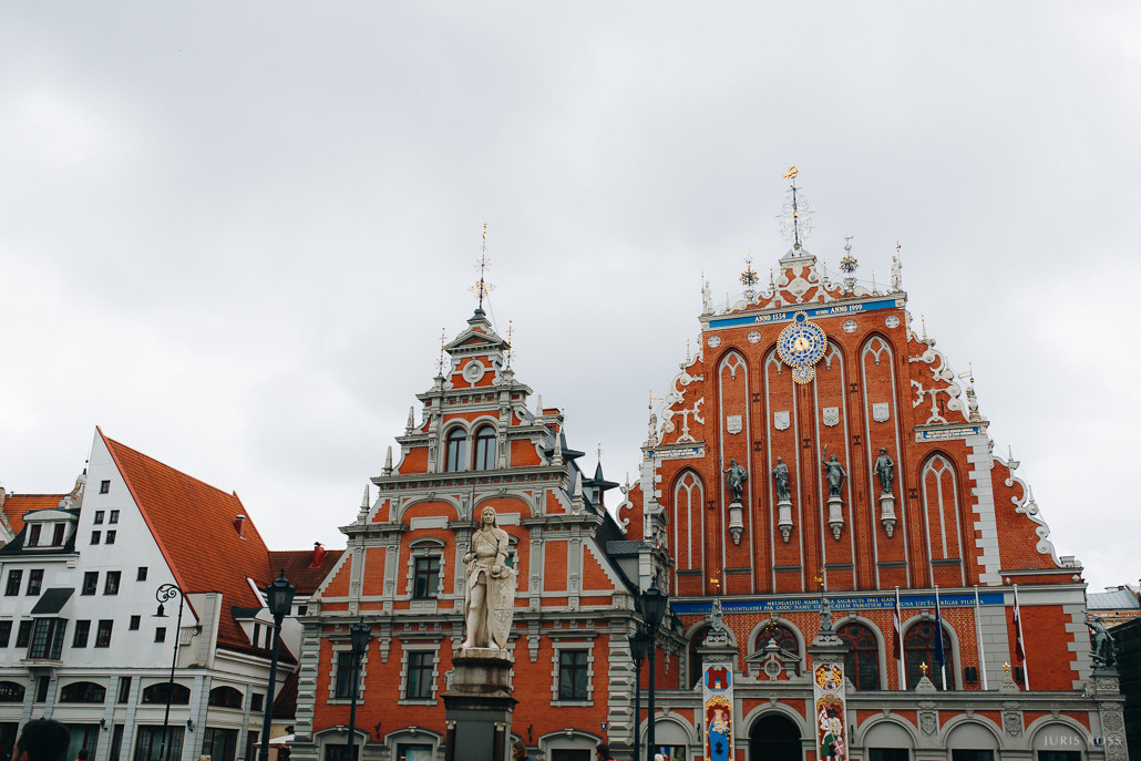 Pirmskāzu pāra fotosesija Vecrīgā radošā reportāžas stilā