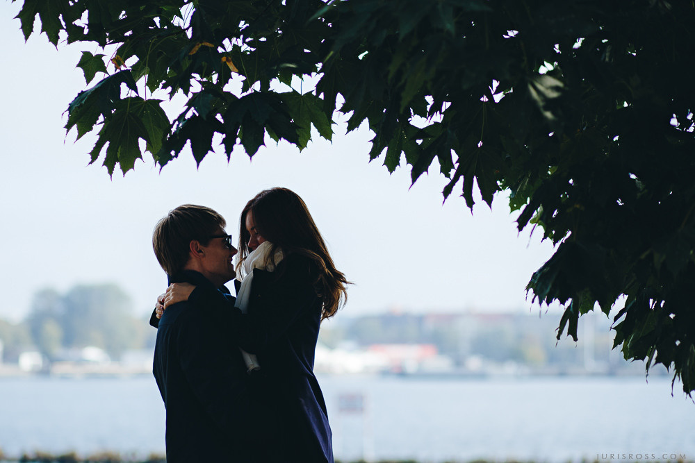 Mīlestības piepildīta pāra fotosesija Ķīpsala rudenī