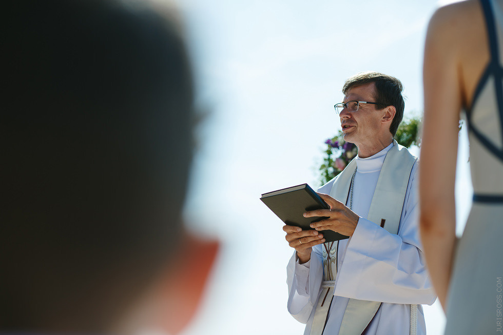 Eko kāzas jūras krastā ar mācītāju, solījumu došana un mielastu dabā