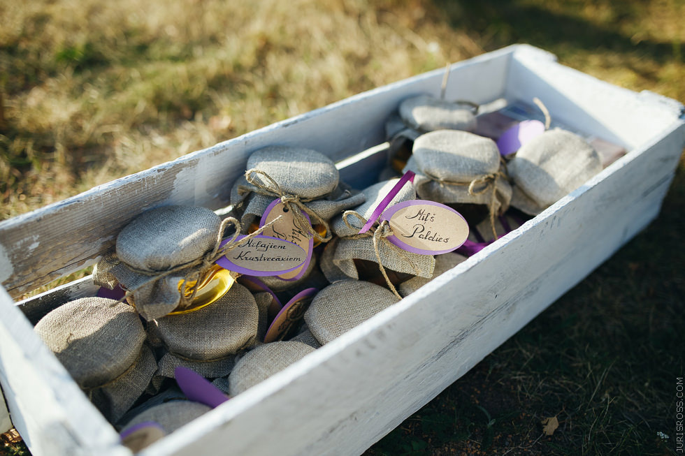 Eko kāzas jūras krastā ar mācītāju, solījumu došana un mielastu dabā