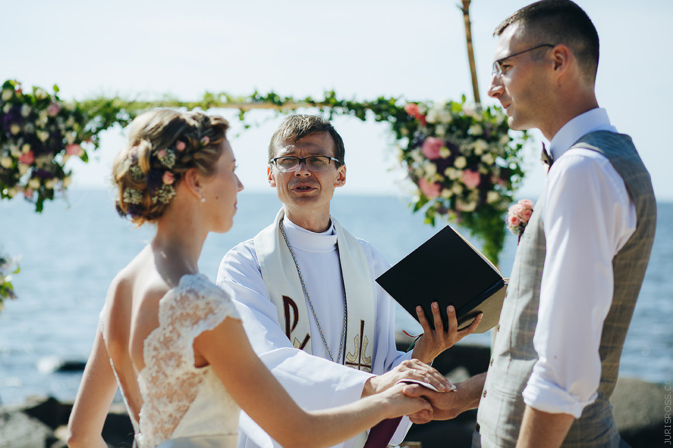 Eko kāzas jūras krastā ar mācītāju, solījumu došana un mielastu dabā