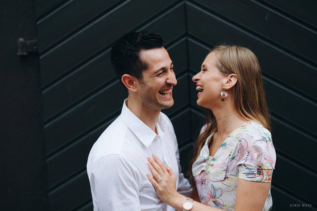 Pirmskāzu pāra fotosesija Vecrīgā radošā reportāžas stilā