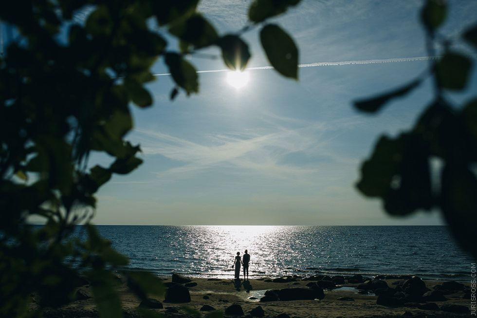Eko kāzas jūras krastā ar mācītāju, solījumu došana un mielastu dabā