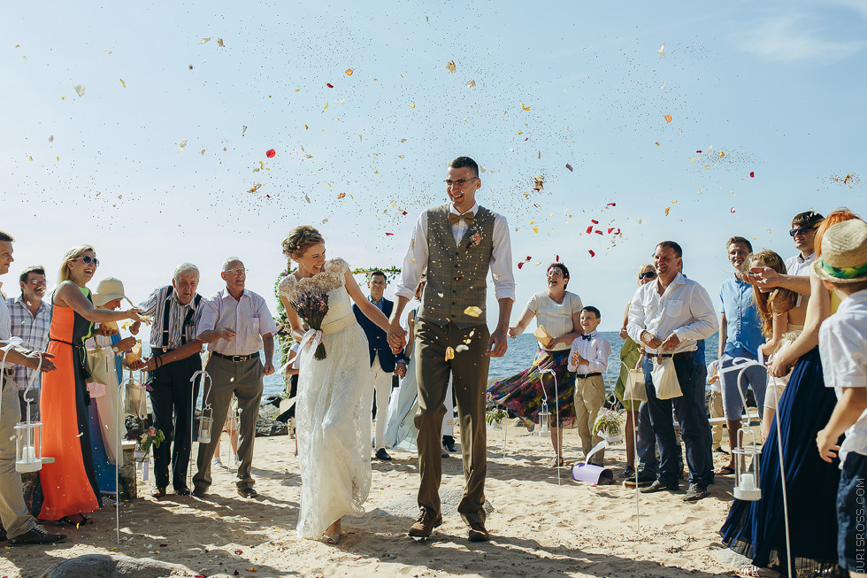 Eko kāzas jūras krastā ar mācītāju, solījumu došana un mielastu dabā