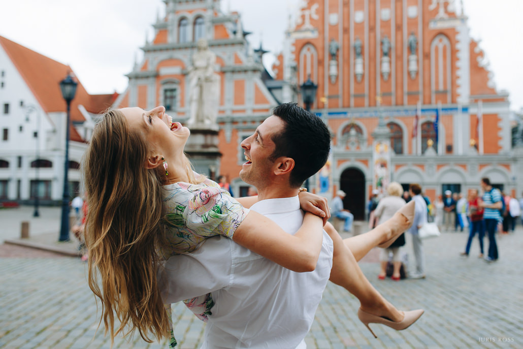 Pirmskāzu pāra fotosesija Vecrīgā radošā reportāžas stilā