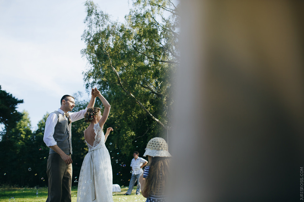 Eko kāzas jūras krastā ar mācītāju, solījumu došana un mielastu dabā