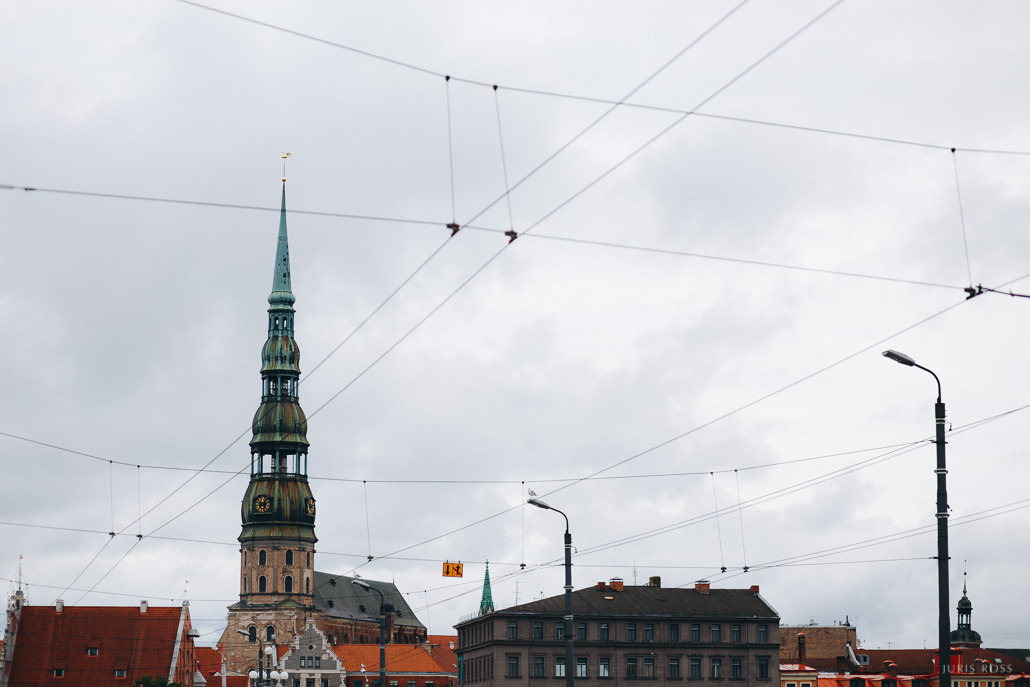 Pirmskāzu pāra fotosesija Vecrīgā radošā reportāžas stilā