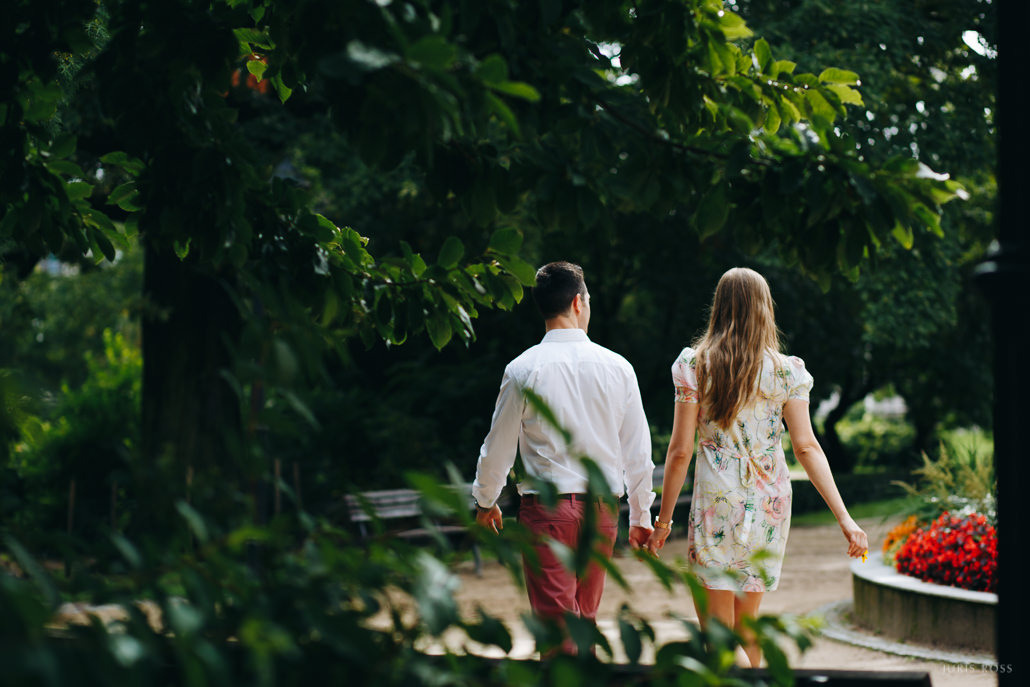 Pirmskāzu pāra fotosesija Vecrīgā radošā reportāžas stilā