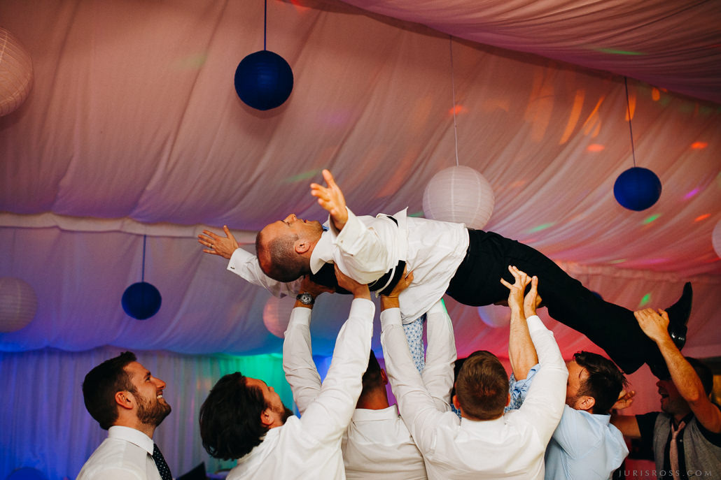 Dokumentāla stila kāzu fotogrāfs ar kuru būs viegli un patīkami