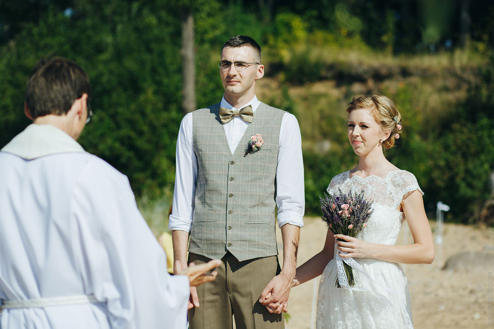 Eko kāzas jūras krastā ar mācītāju, solījumu došana un mielastu dabā