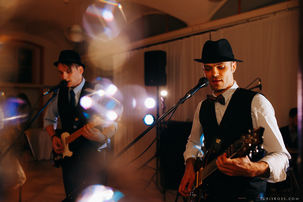 Kāzas Jaunmoku pilī ar ceremoniju lapenē