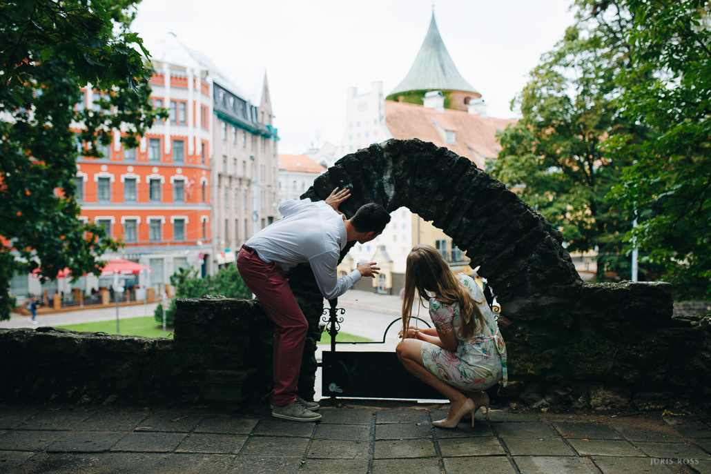 Pirmskāzu pāra fotosesija Vecrīgā radošā reportāžas stilā