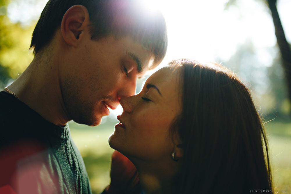 Mīlestības piepildīta pāra fotosesija Ķīpsala rudenī