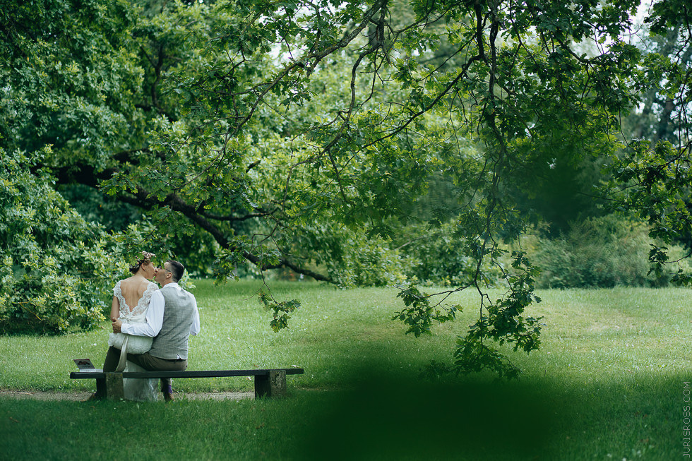 Eko kāzas jūras krastā ar mācītāju, solījumu došana un mielastu dabā