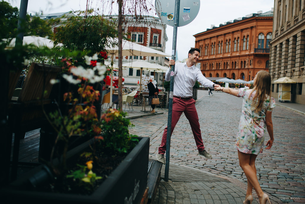 Pirmskāzu pāra fotosesija Vecrīgā radošā reportāžas stilā