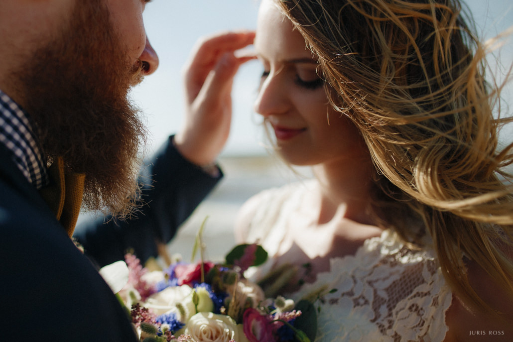 Dokumentāla stila kāzu fotogrāfs ar kuru būs viegli un patīkami