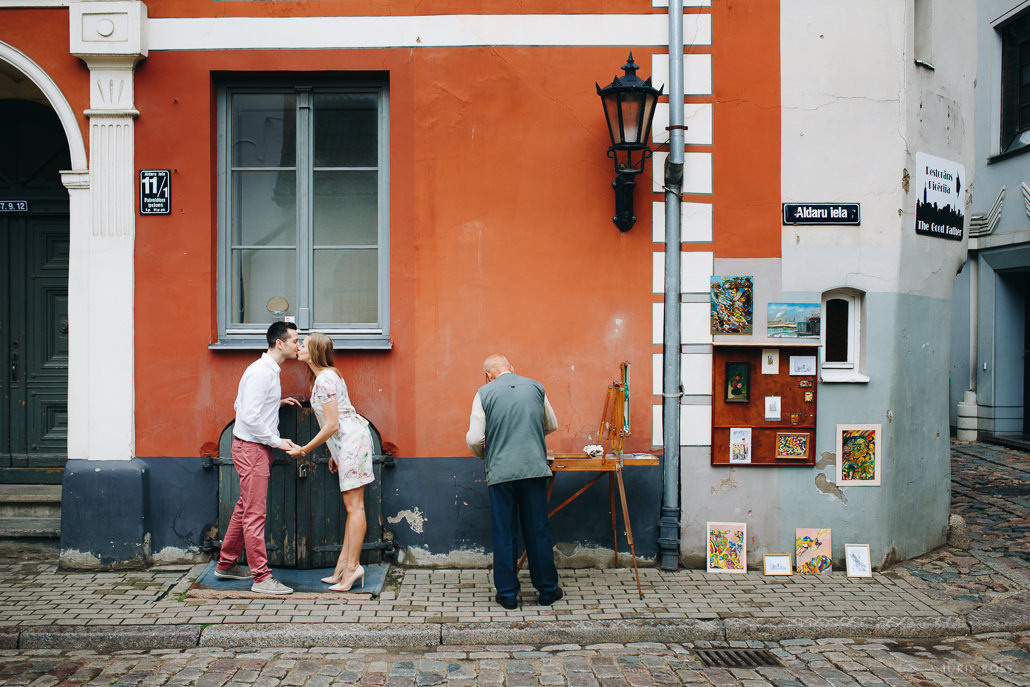 Pirmskāzu pāra fotosesija Vecrīgā radošā reportāžas stilā