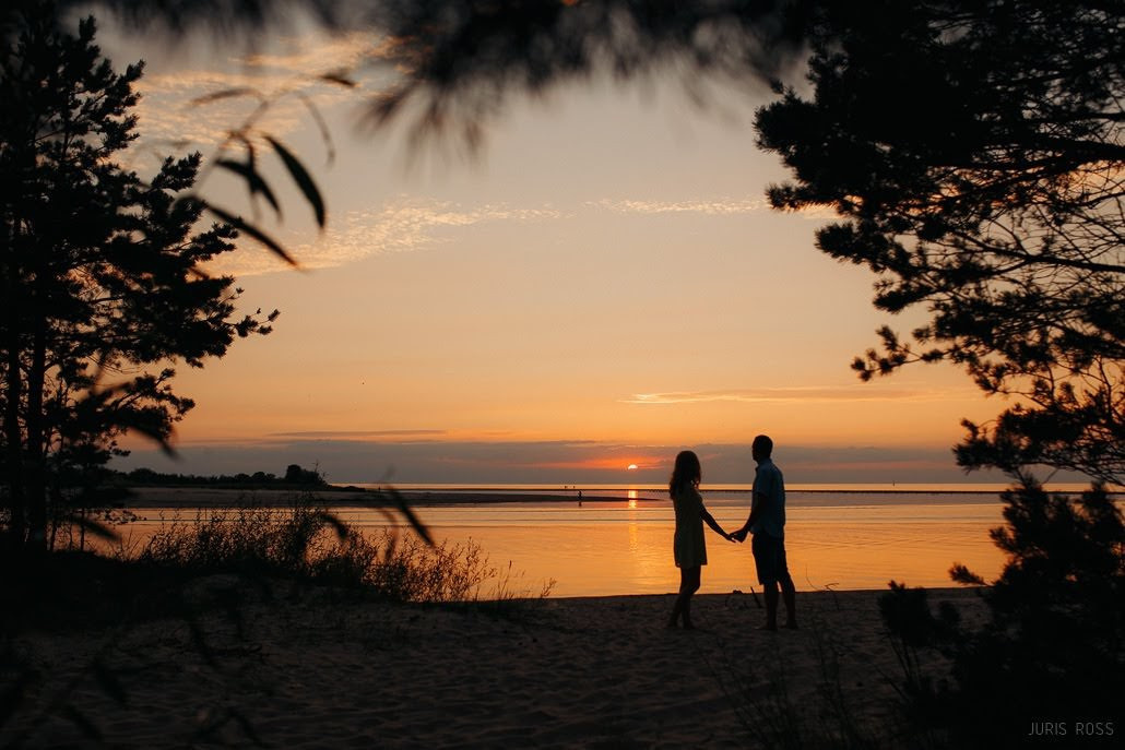Pāra pirmskāzu fotosesija pie jūras ar saldējumu, smiekliem un saulrie