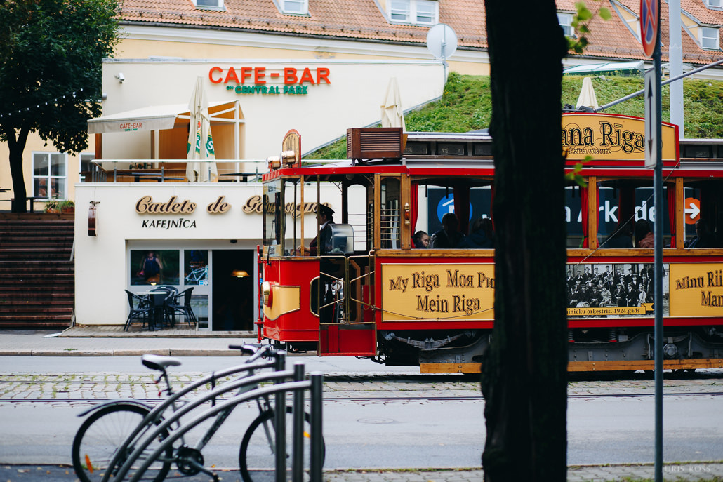 Pirmskāzu pāra fotosesija Vecrīgā radošā reportāžas stilā