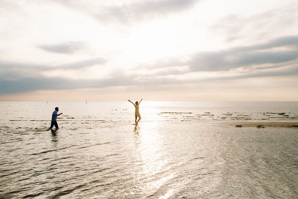 Pāra pirmskāzu fotosesija pie jūras ar saldējumu, smiekliem un saulrie