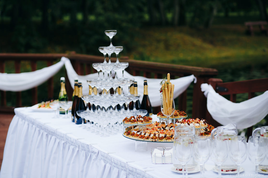 Kāzas Jaunmoku pilī ar ceremoniju lapenē