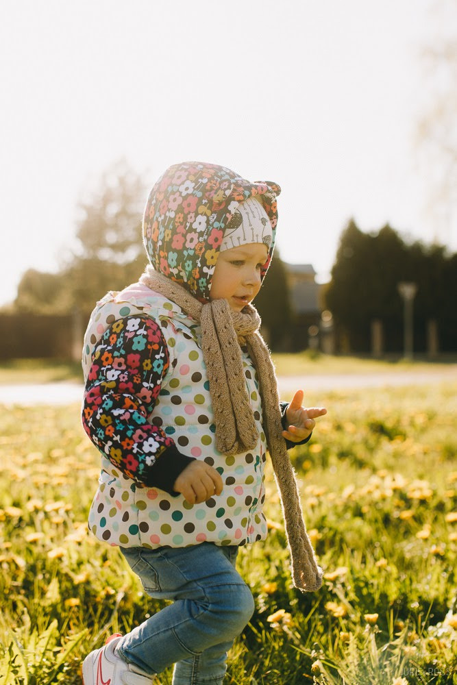 Ģimenes gaidību fotosesija mājās ar bērnu un suni
