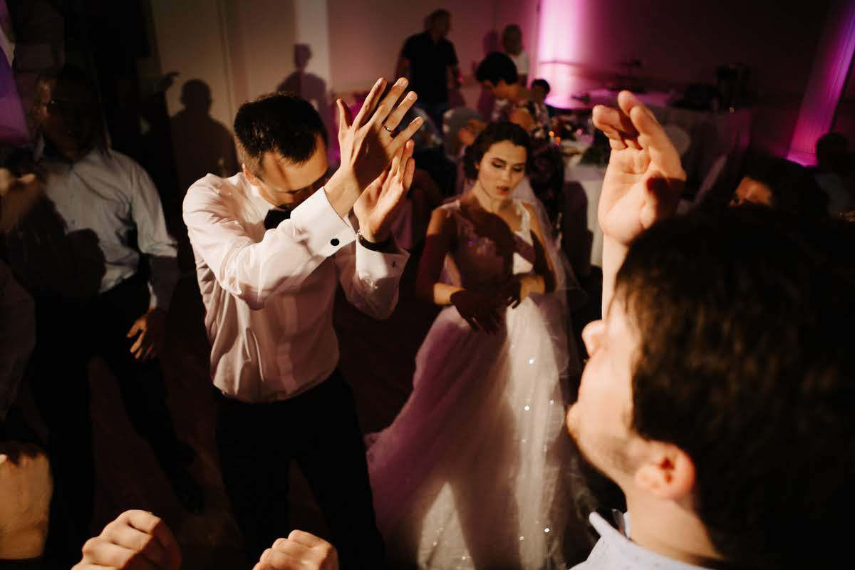 Dokumentāla stila kāzu fotogrāfs ar kuru būs viegli un patīkami