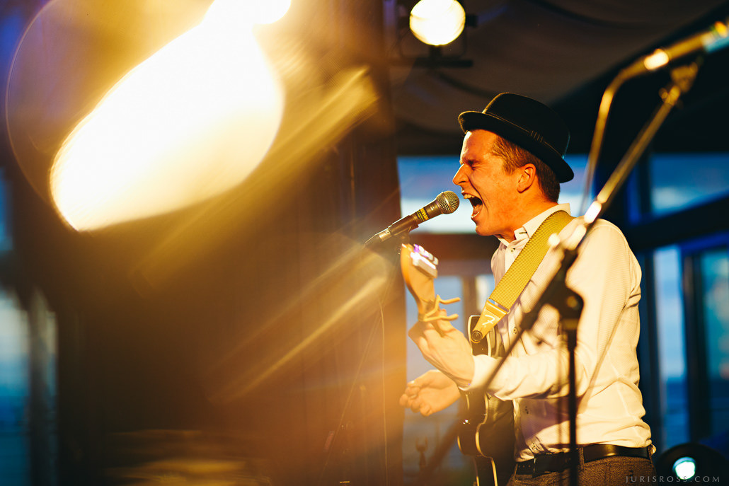 Dokumentāla stila kāzu fotogrāfs ar kuru būs viegli un patīkami