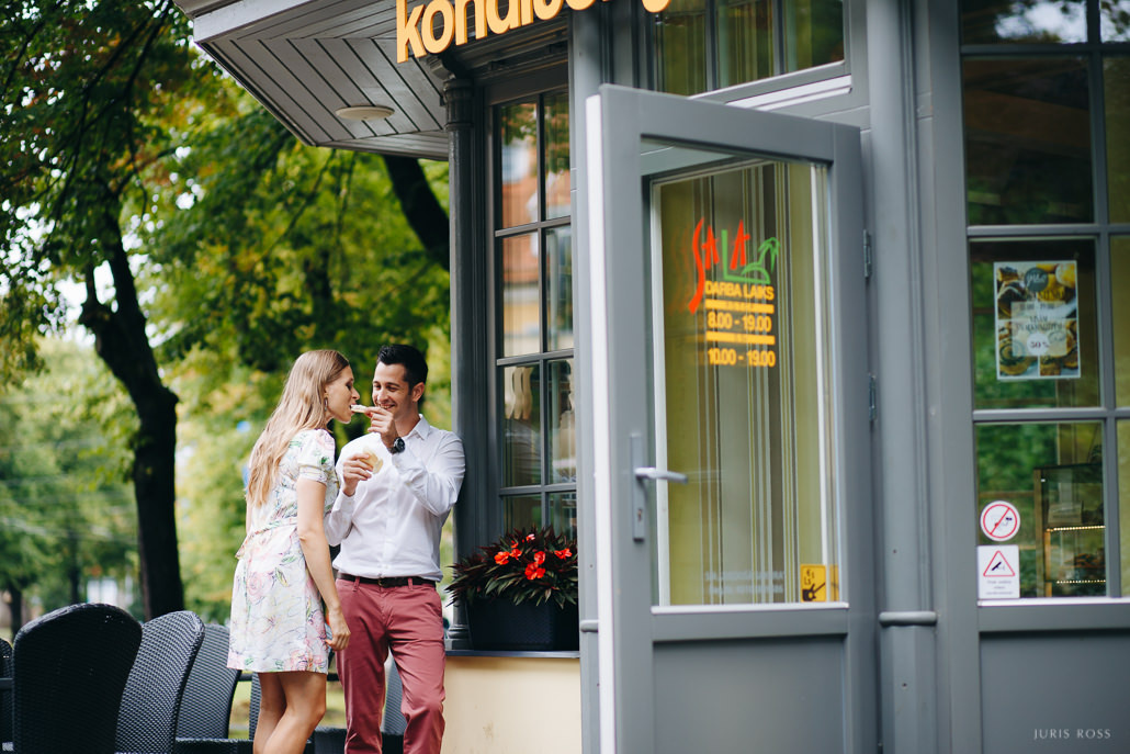 Pirmskāzu pāra fotosesija Vecrīgā radošā reportāžas stilā